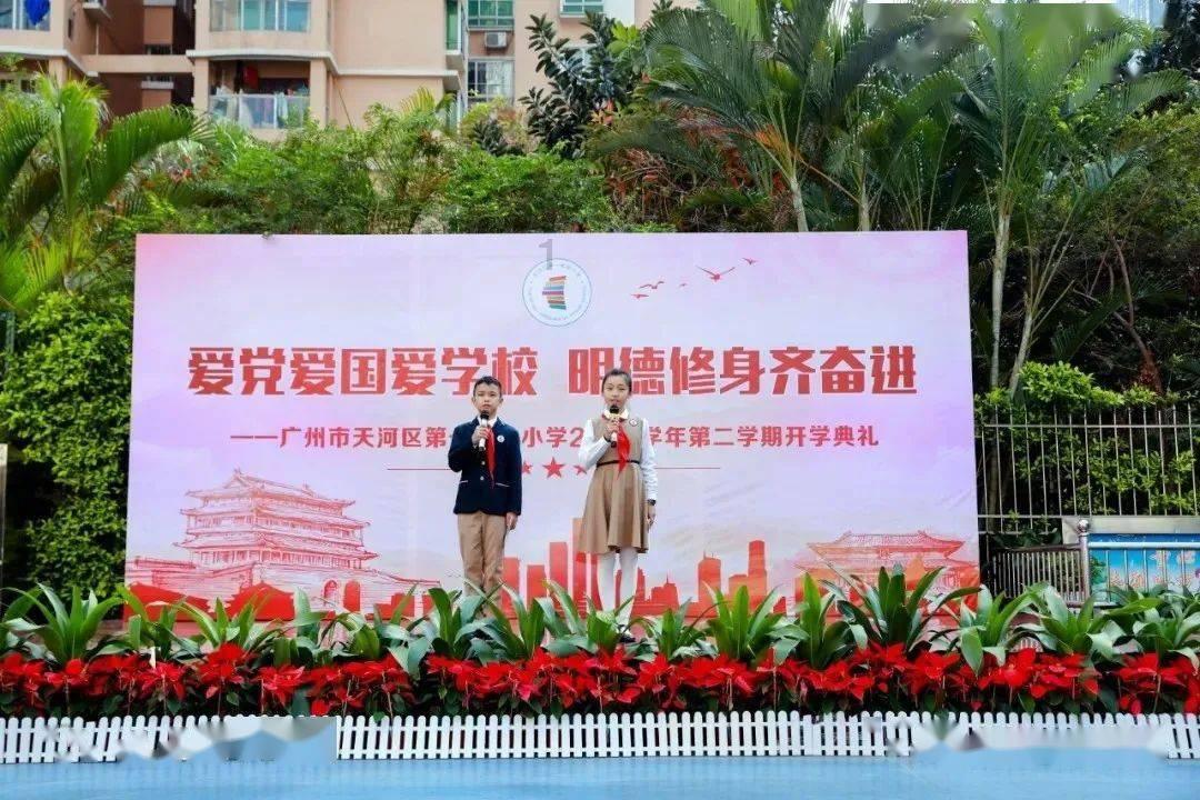 逃离残破的机舱